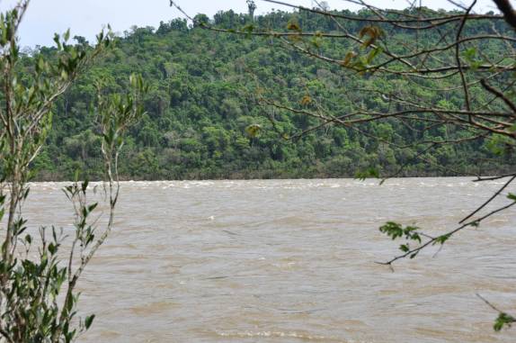 O rio Uruguai transbordando, com suas águas passando sobre o Salto Yucumã, na fronteira entre Brasil e Argentina, no município de Derrubadas, no Rio Grande do Sul